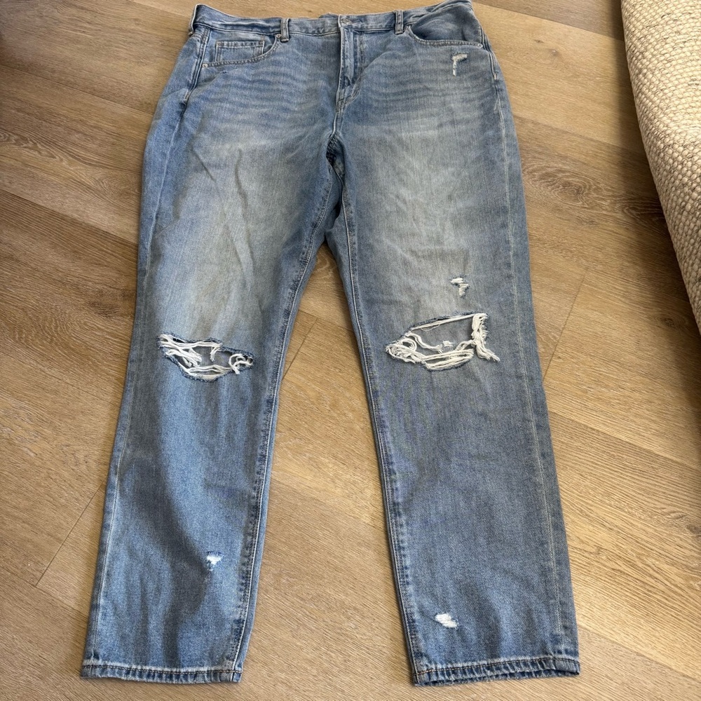 NWT  American Eagle Light Wash Distressed Denim Mom Jeans